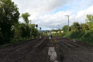 Auch die Bahngleise unter der Brücke müssen als Vorbereitung auf die Sprengung abgebaut und abgedeckt werden. - Foto: Autobahn GmbH
