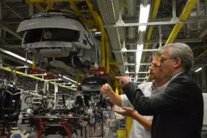 Der hessische Wirtschaftsminister Tarek Al-Wazir beim Besuch im Opelwerk in Rüsselsheim 2014: In der Politik wächst die Sorge um Opel. - Foto: gik