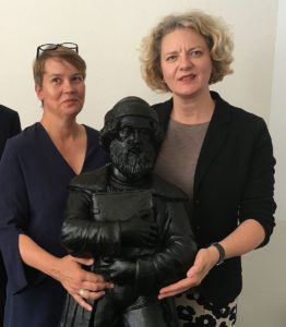 Gutenberg fest im Arm: Direktorin Annette Ludwig (rechts) bei der Gründung des Gutenberg-Freundeskreises. - Foto: gik 