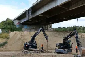 Vorbereitung für die Brückensprengung: Meterhohe Sanddünen sollen die Infrastruktur im Umfeld schützen. - Foto: Autobahn GmbH