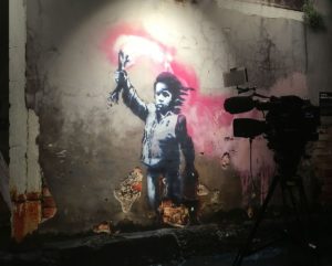 Banksy-Murial eines Flüchtlingsmädchens, das Original tauchte zuerst in Venedig auf. - Foto: gik