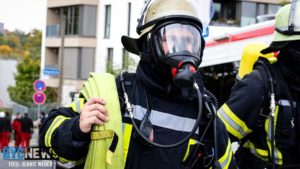 Mainzer Feuerwehrmann mit Atemschutzausrüstung bei einem Einsatz. - Foto: BYC-News