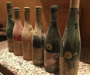 So kamen die Original Flutwein-Flaschen bei den Käufern an - Schlamm inklusive. - Foto: gik