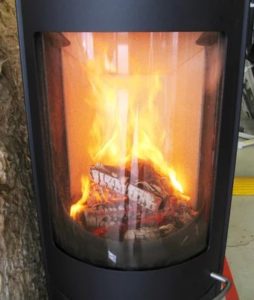 Ein Holzfeuer ist unglaublich schön, aber Kaminöfen verursachen hohe Mengen an giftigem Feinstaub. - Foto: Friederike Fachinger, MPIC