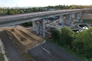 Sandaufschüttungen unter der Salzbachtalbrücke als Vorbereitung auf die Sprengung. - Foto: Autobahn GmbH