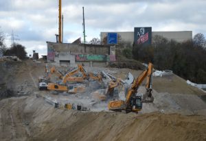 Wo die Salzbachtalbrücke stand, klafft jetzt nur noch ein Loch. - Foto: gik