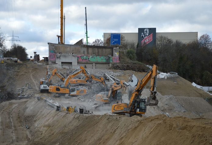 Salzbachtalbrücke schon fast komplett verschwunden – Bahntrasse nach Wiesbaden soll pünktlich frei werden