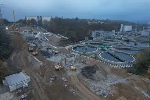 Blick aus der Luft auf die Baustelle der verschwundenen Salzbachtalbrücke. - Foto: Autobahn GmbH