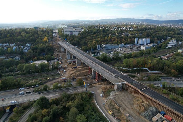 Sprengung Salzbachtalbrücke: Anwohner fürchten giftigen Staub in Sprengwolke und fordern Messungen
