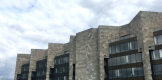 Mainzer Rathaus: Fassade muss in Eilverfahren demontiert werden – Marode Marmorplatten fallen