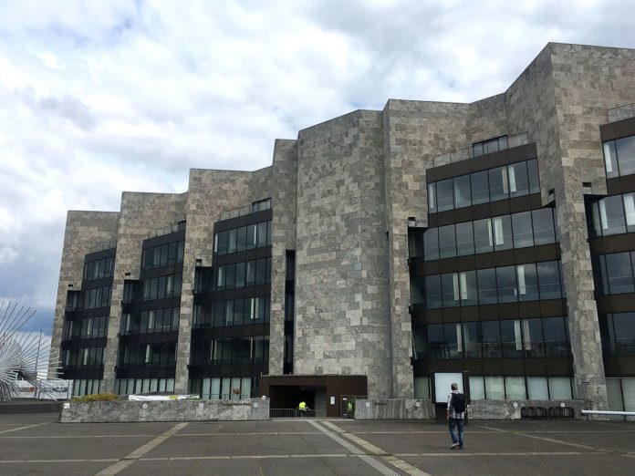 Mainzer Rathaus: Fassade muss in Eilverfahren demontiert werden – Marode Marmorplatten fallen