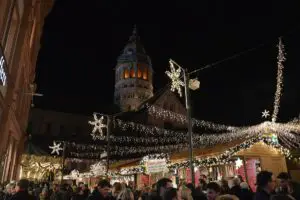 Gedränge auf dem Mainzer Weihnachtsmarkt 2016 - für viele in der derzeitigen Coronalage undenkbar. - Foto: gik