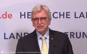 Der hessische Ministerpräsident Volker Bouffier (CDU) kürzlich auf einer Pressekonferenz. - Screenshot: gik