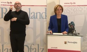 Ministerpräsidentin Malu Dreyer (SPD) bei ihrer Presskonferenz nach dem Bund-Länder-Gipfel. - Foto: gik