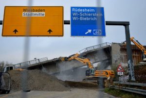 Der Abbau der Brückenteile an der Salzbachtalbrücke hat begonnen. - Foto: gik