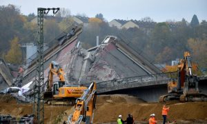 Aufräumen nach dem Knall: Zehntausende Tonnen Trümmer und Sand mussten nach der Sprengung der Salzbachtalbrücke geräumt werden. - Foto: gik