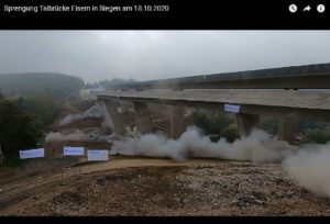 Auch bei der Sprengung der Talbrücke Eisern bei Siegen im Oktober 2020 entstand eine ordentliche Staubwolke. - Screenshot: Brandner