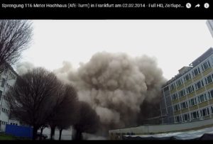 Staubwolke bei der Sprengung des AfE-Turms in Frankfurt im Februar 2014 von der Erde aus gesehen. - Screenshot Brandner