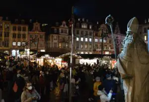 Deutlich weniger Gedränge als sonst bei der Eröffnung des Mainzer Weihnachtsmarktes am Donnerstagabend. - Foto: gik