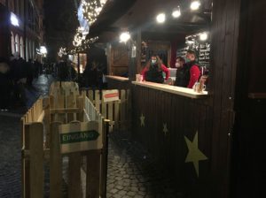 Einbahnstraßen-Zugangsregelung am Glühweinstand Huf auf dem Mainzer Weihnachtsmarkt. - Foto: gik