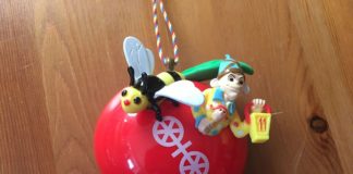 Mainzer Zugplakettche 2022: Roter Apfel mit Wespe und Bajazz – MCV: Rosenmontagszug noch unsicher