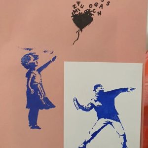 Banksy reinvented: Der "Bücherwerfer" und das "Mädchen mit dem Buchstaben-Ballon", zu haben Gutenbergs Werkstatt im Lulu. - Foto: Gutenbergs Werkstatt