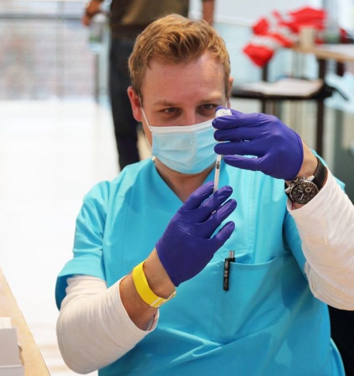 „Mainz wie’s impft und lacht“: Fastnachter impfen und boostern mehr als 1000 Impfwillige