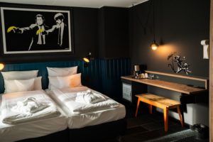 Banksy über'm Bett: Das gibt's im Mainzer "Me and All"-Hotel . - Foto: Me and All