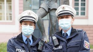 Mainzer Polizistinnen mit Maske am Mainzer Schillerplatz. - Foto: Polizei Mainz via Twitter