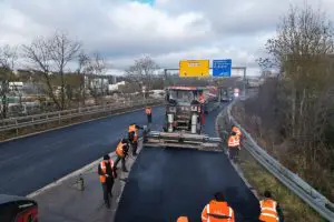 Teerung für die wiederhergestellte Bundesstraße 263 in Wiesbaden. - Foto: Autobahn GmbH