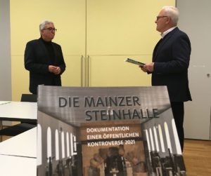 Übergabe der Dokumentation Mainzer Steinhalle samt Petition an Innenminister Roger Lewentz (SPD). - Foto: gik