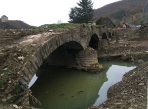 Zerstörte Brücke bei Altenahr im Ahrtal. - Foto: fik