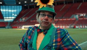 Jürgen Wiesman alias "Ernst Lustig" ist als Außenreporter im Stadion unterwegs. - Foto: gik