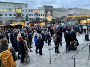 Mehr als 400 Menschen am Donnerstag bei der Protestkundgebung gegen den Krieg in der Ukraine in Mainz. - Foto: Peter Zschunke