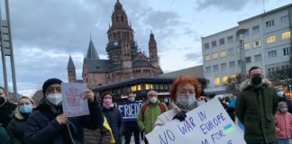 Kriegsbeginn in Ukraine löst Schock und Entsetzen in Mainz aus – Mehr als 400 Mainzer protestieren gegen Krieg und Putin