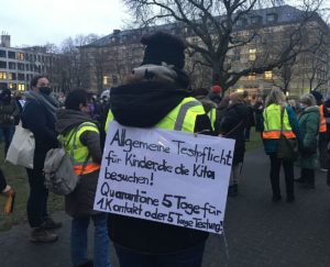Protest von Erzieherinnen im Februar in Mainz gegen die Corona-Politik des Landes in den Kitas. - Foto: gik