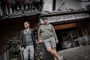 Die "Flutwein"-Erfinder Daniel Koller (links) und Peter Kriechel vor dem Weingut Kriechel in Mayschoß. - Foto: Kriechel