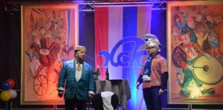 Große Narrenschau vor Hotelkulisse: Erste „Fenstersitzung“ des KCK zaubert Fastnachtsfeeling an den Mainzer Rhein