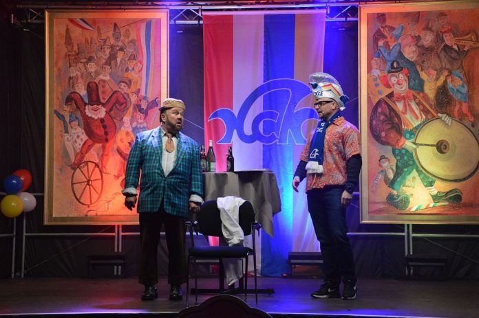 Große Narrenschau vor Hotelkulisse: Erste „Fenstersitzung“ des KCK zaubert Fastnachtsfeeling an den Mainzer Rhein