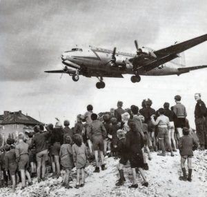 Landung eines Rosinenbombers in Berlin-Tempelhof. - Foto: Henry Ries USAF