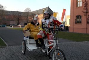 Mit der Fahrrad-Riksha quer durch Mainz: Adi Guckelsberger und Tobias Mayer als "Frederik". - Foto: MCV