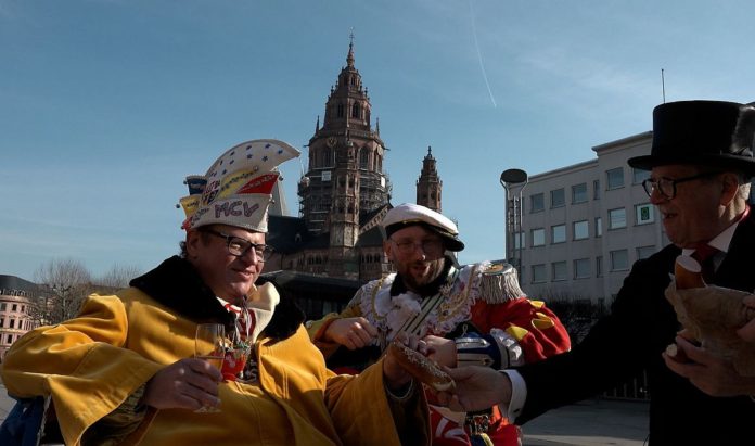 Fastnachts-Endspurt in Mainz: Friedensandacht in der Johanniskirche, Schobbezug und MCV-Stadtrundfahrt