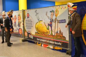 MCV-Kreativkreis-Vertreter mit dem Motiv zur Biontech-Goldgrube im LuLu. - Foto: gik