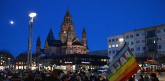 Mainzer Mahnwache für Frieden in der Ukraine – Generalkonsul: „Bereiten uns aufs Schlimmste vor“ – „Stand with Ukraine“ am Samstag