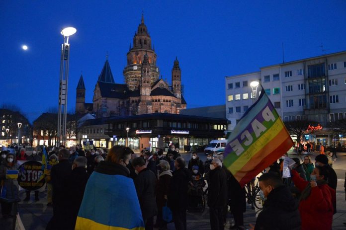 Mainzer Mahnwache für Frieden in der Ukraine – Generalkonsul: „Bereiten uns aufs Schlimmste vor“ – „Stand with Ukraine“ am Samstag