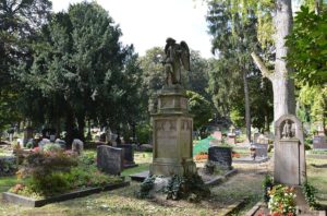 Gräber auf dem Mainzer Hauptfriedhof. - Foto: gik