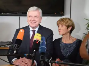 Ministerpräsident Volker Bouffier (CDU) mit seiner Frau am Abend der Landtagswahl 2018 in Wiesbaden. - Foto: gik 