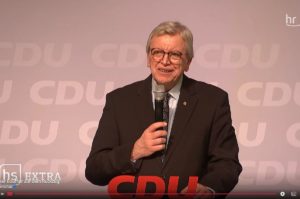 Ministerpräsident Volker Bouffier (CDU) am Freitag bei der Pressekonferenz in Fulda. - Foto: gik