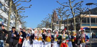 Rosenmontag in Mainz: Spontane Fastnachts-„Großkundgebung“ auf dem Schillerplatz trifft Querdenker-Demo