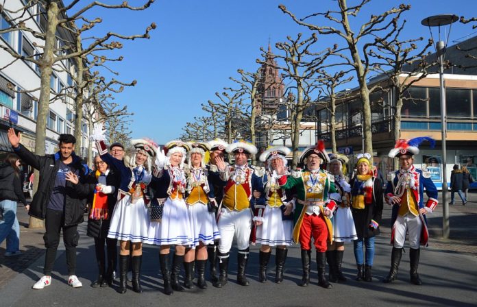 Rosenmontag in Mainz: Spontane Fastnachts-„Großkundgebung“ auf dem Schillerplatz trifft Querdenker-Demo